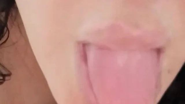 جنده متاهل میگه بیا بکن تو کونم خیارو بعد از کصش میکنه تو کونش