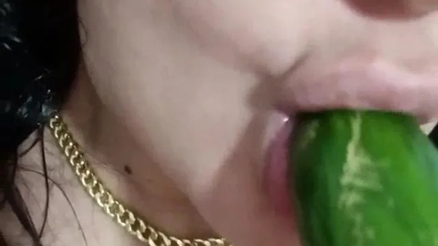 جنده متاهل میگه کیرتو بخورم با خیار اب کصو میاره