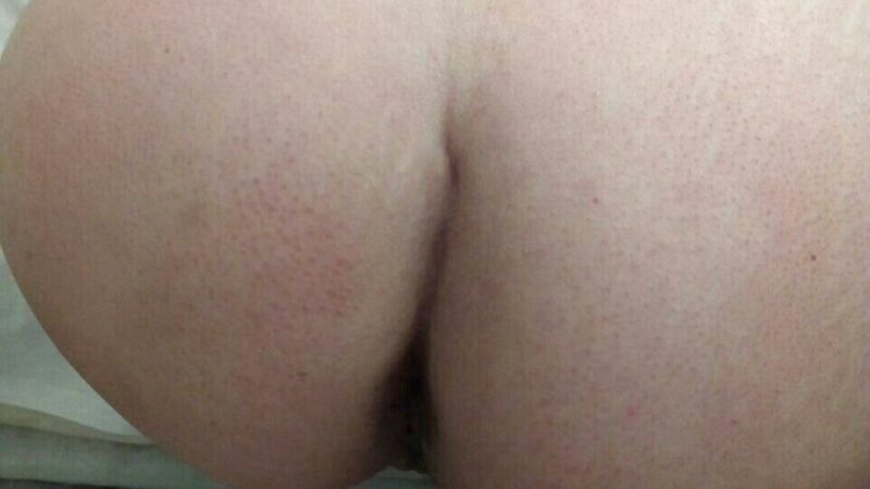 اول لنگهای دختره رو میده بالا و کیرش رو میکنه تو کصش بعد داگی از کون و کص میکنتش