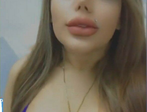 پسره لنگهای دختره رو داده بالا و کیرش رو میکنه تو کص صورتی دختره