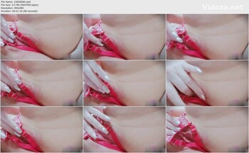 کص صورتیش از لای شورت سکسی قرمزش میماله و انگشت میکنه .