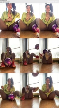 لایو دختره موقع توپ بازی نوک ممه هاش معلوم میشه .